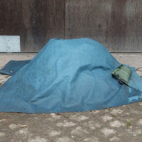 Während der Kompostierung wird der Haufen mit Kompostvlies zugedeckt Während der Kompostierung wird der Haufen mit Kompostvlies zugedeckt